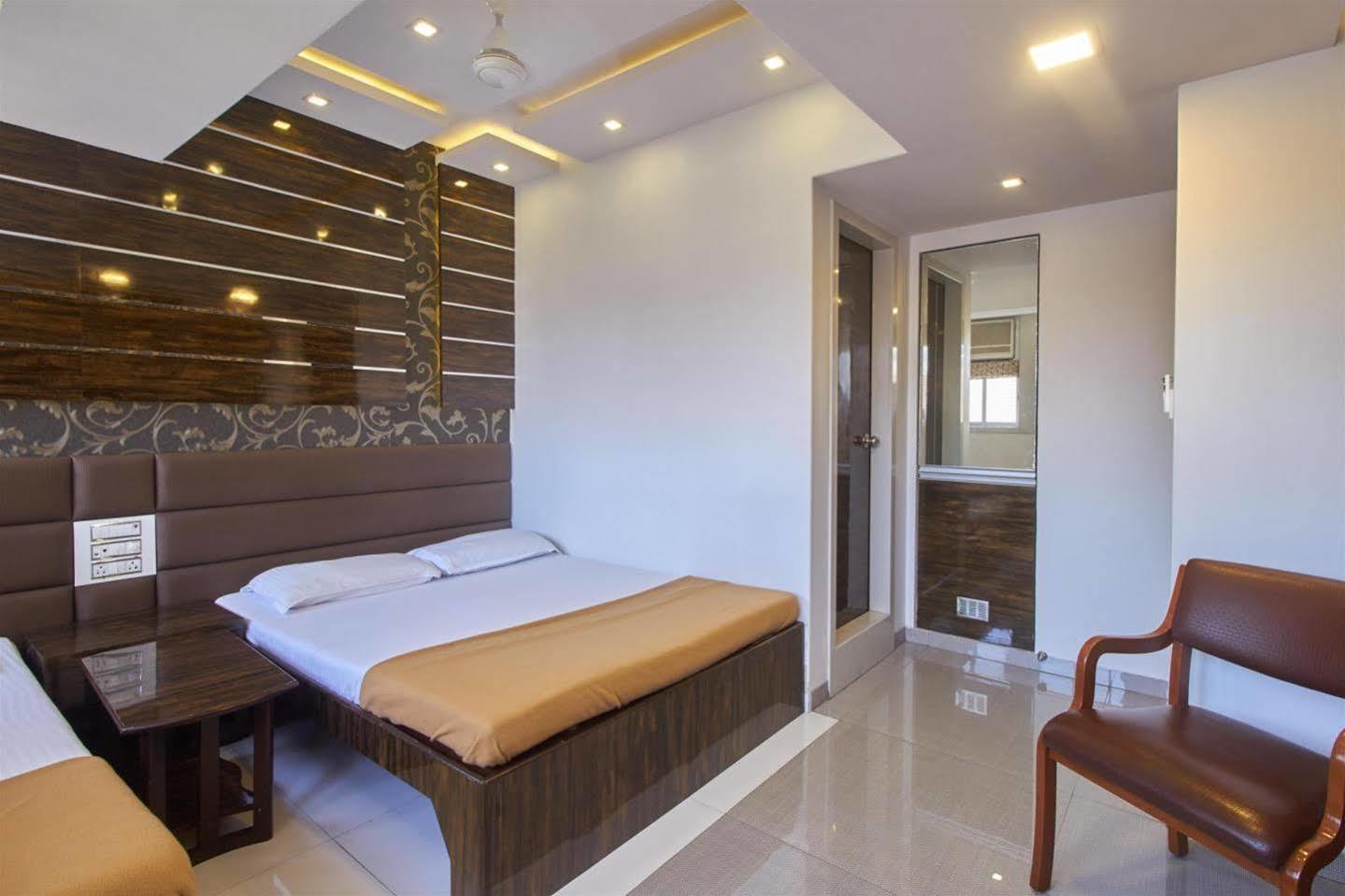 Oyo 28893 Hotel Gulf Мумбай Екстериор снимка