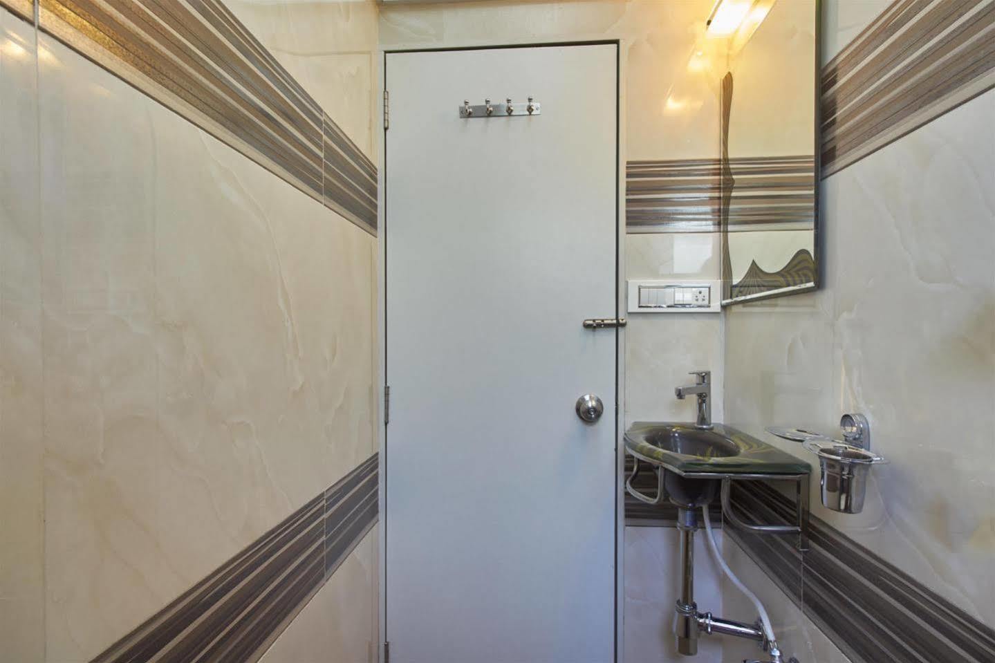 Oyo 28893 Hotel Gulf Мумбай Екстериор снимка