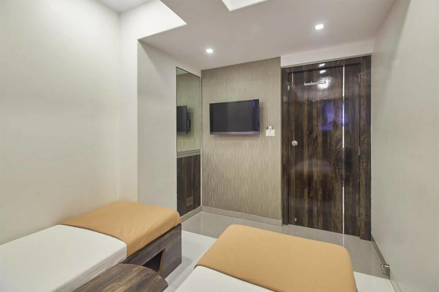Oyo 28893 Hotel Gulf Мумбай Екстериор снимка