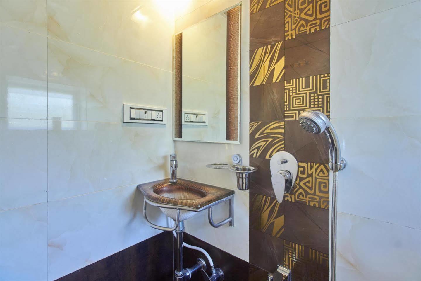 Oyo 28893 Hotel Gulf Мумбай Екстериор снимка