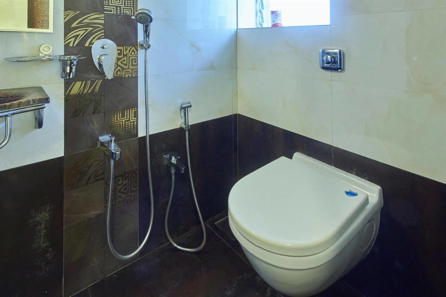 Oyo 28893 Hotel Gulf Мумбай Екстериор снимка